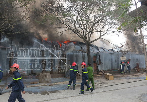 Xảy cháy lớn tại một kho hàng gần trung tâm Hà Nội ảnh 2