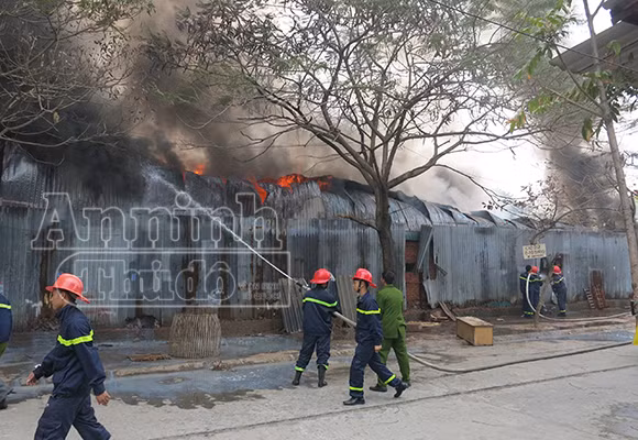 Xảy cháy lớn tại một kho hàng gần trung tâm Hà Nội ảnh 2