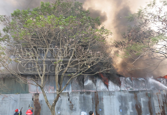 Xảy cháy lớn tại một kho hàng gần trung tâm Hà Nội ảnh 3