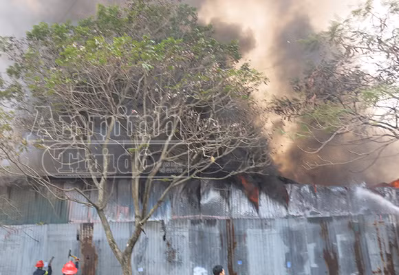 Xảy cháy lớn tại một kho hàng gần trung tâm Hà Nội ảnh 3