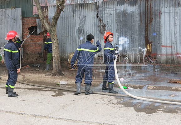 Xảy cháy lớn tại một kho hàng gần trung tâm Hà Nội ảnh 9