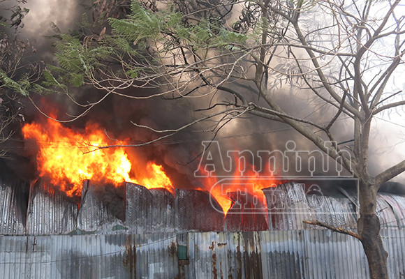 Xảy cháy lớn tại một kho hàng gần trung tâm Hà Nội ảnh 1