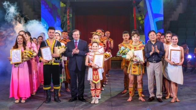 Ông Tạ Quang Đông, Thứ trưởng Bộ Văn hóa, Thể thao và Du lịch – Trưởng ban Chỉ đạo Cuộc thi và NSND Vương Duy Biên - Phó Chủ tịch chuyên trách Liên hiệp các Hội Văn học Nghệ thuật Việt Nam trao giải Nhất cho các tiết mục