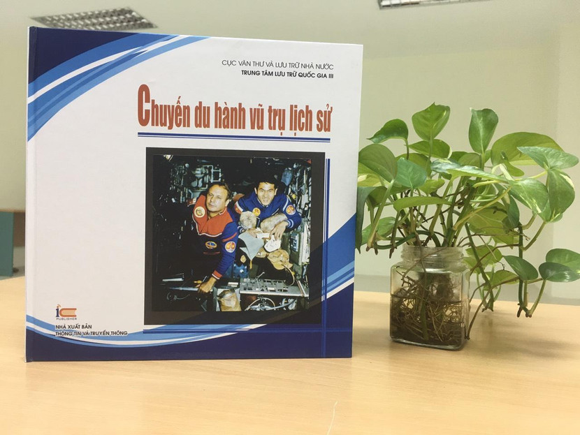 Cuốn sách "Chuyến du hành vũ trụ lịch sử" chứa nhiều tài liệu mật được giải mã