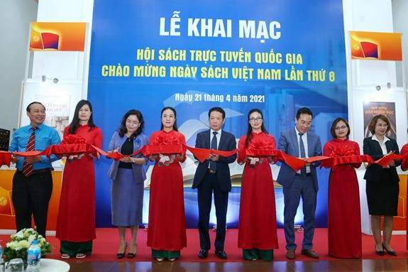 Thứ trưởng Bộ Thông tin và Truyền thông Hoàng Vĩnh Bảo và Thứ trưởng Bộ Văn hóa, Thể thao và Du lịch Trịnh Thị Thủy cắt băng khai mạc Hội sách trực tuyến quốc gia