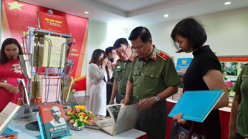 Các đại biểu tham quan triển lãm sách, ảnh Các đại biểu tham quan triển lãm sách, ảnh