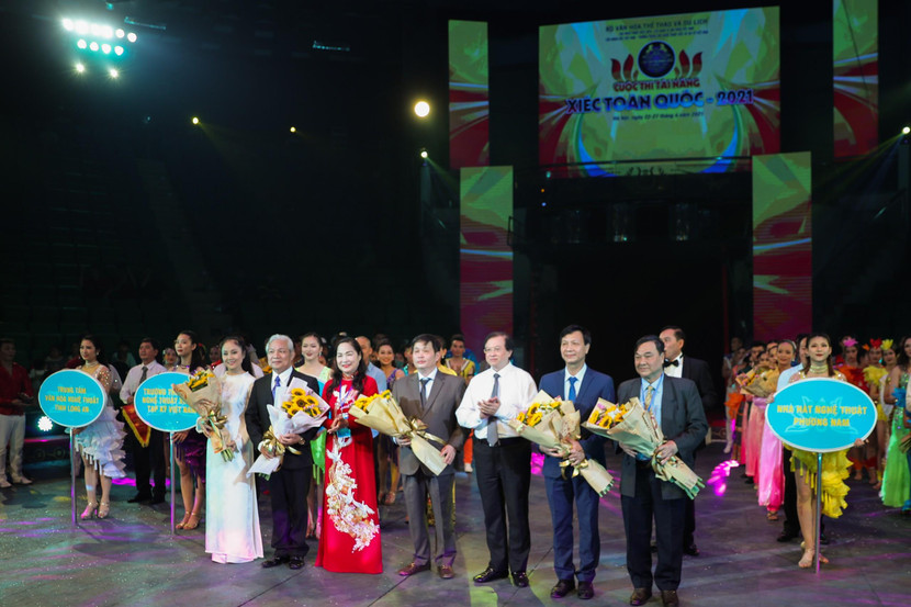 Ban Tổ chức tặng hoa cho các đơn vị tham gia cuộc thi Tài năng Xiếc toàn quốc 2021
