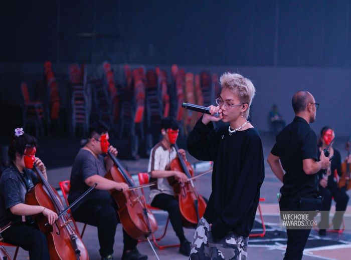 Các nghệ sĩ tổng duyệt để chuẩn bị trình diễn. (Ảnh: Viết Thanh)