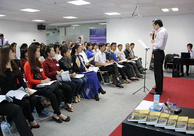 Đông đảo người dân tham gia bán hàng đa cấp