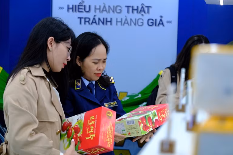 Cán bộ QLTT chỉ cách phân biệt hàng giả- hàng thật cho người dân Cán bộ QLTT chỉ cách phân biệt hàng giả- hàng thật cho người dân