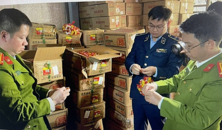 Lực lượng chức năng tạm giữ số thực phẩm nhập lậu