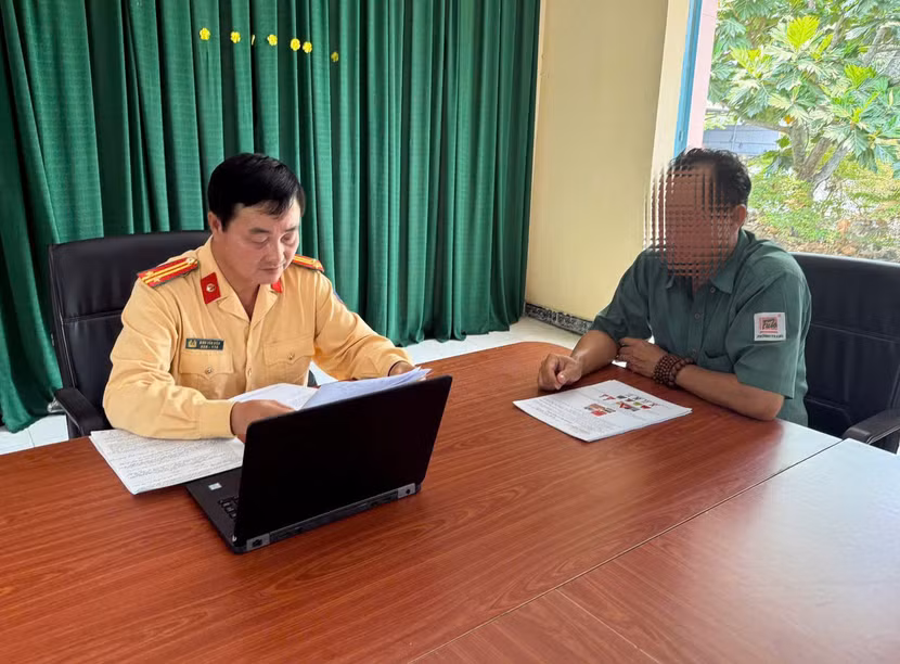 Tài xế bị phạt số tiền 10 triệu đồng và trừ 4 điểm trên giấy phép lái xe Tài xế bị phạt số tiền 10 triệu đồng và trừ 4 điểm trên giấy phép lái xe