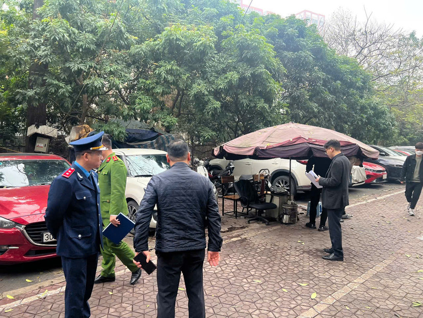 Vì thiếu điểm trông giữ được cấp phép, trong khi nhu cầu gửi xe của người dân lại tăng cao dẫn đến sự xuất hiện của các bãi xe không phép