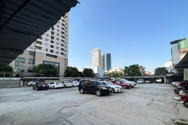 Nhiều người dân bức xúc vì "không lẽ không có chỗ gửi xe mà chúng tôi không được mua xe?"