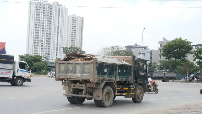 Xe "chạy vội" quên cả che chắn Xe "chạy vội" quên cả che chắn