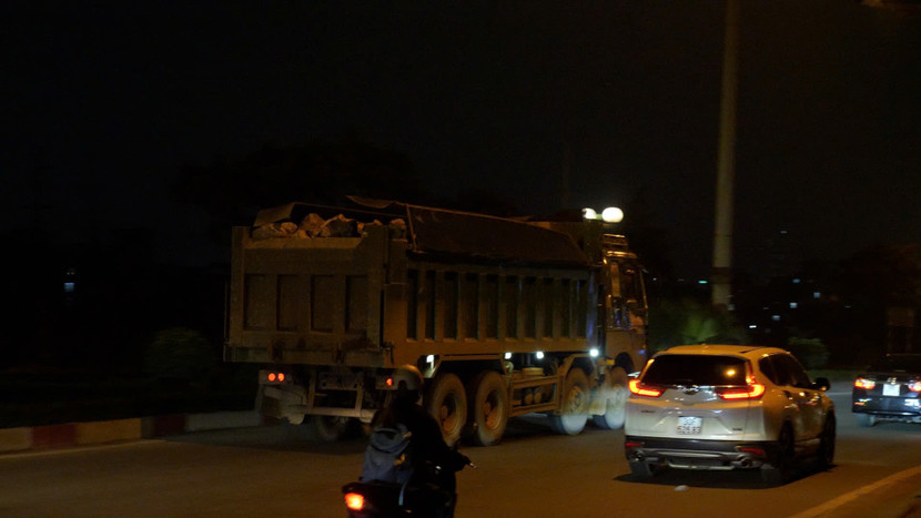 Quốc lộ 21C rất tối, các lái xe lợi dụng điều này để chạy, nhằm tránh bị phát hiện Quốc lộ 21C rất tối, các lái xe lợi dụng điều này để chạy, nhằm tránh bị phát hiện