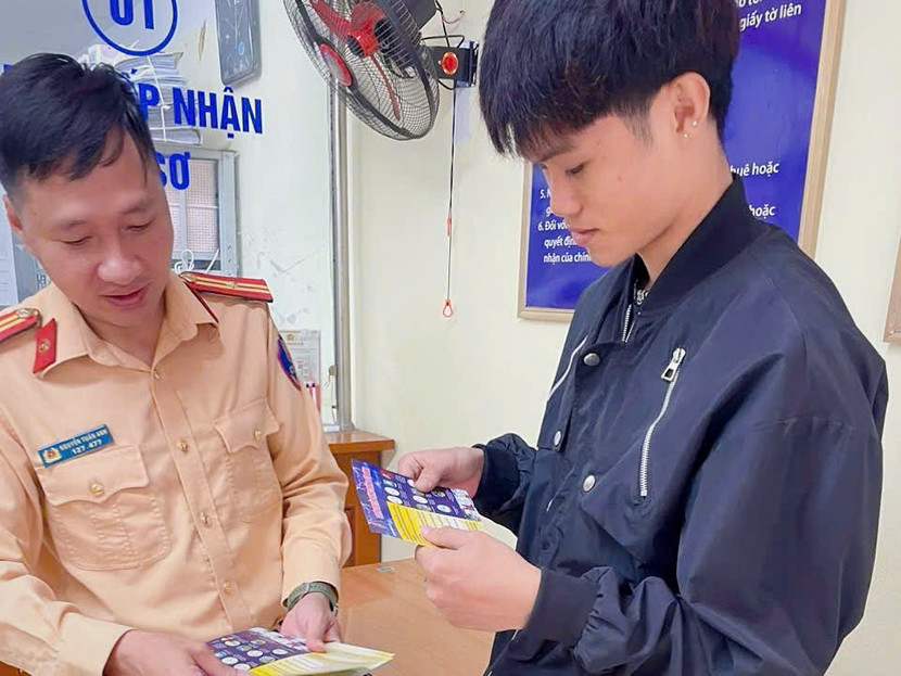 CSGT phát tờ rơi, hướng dẫn kỹ năng phòng chống thiên tai CSGT phát tờ rơi, hướng dẫn kỹ năng phòng chống thiên tai