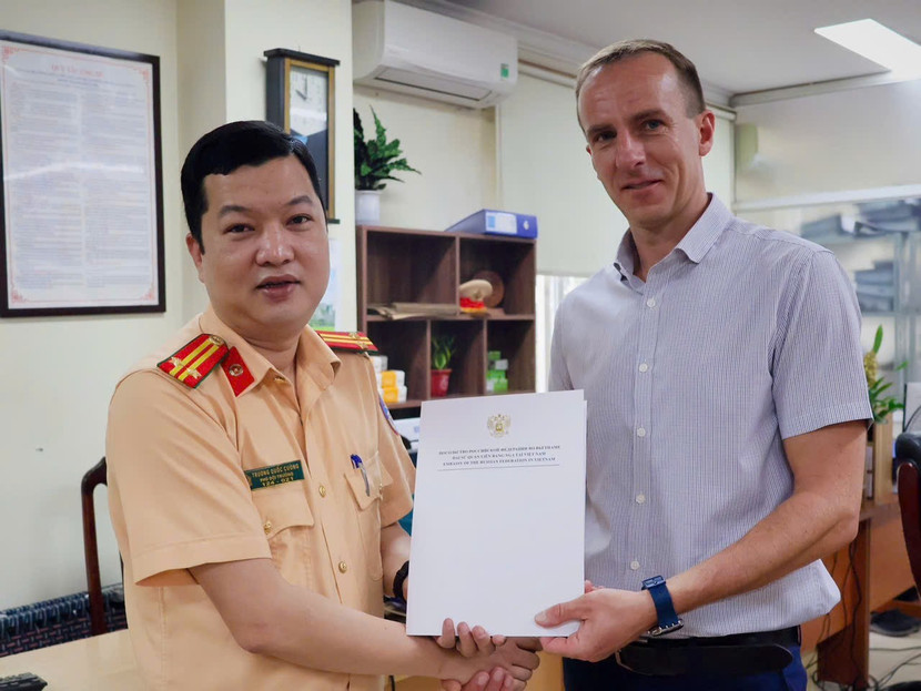 Trung tá Trương Quốc Cường, Phó Đội trưởng Đội Tuyên truyền, điều tra, giải quyết tai nạn giao thông và xử lý vi phạm tiếp đón ông REPIN MIKHAIL, Bí thư thứ nhất Đại sứ quán Liên bang Nga tại Việt Nam Trung tá Trương Quốc Cường, Phó Đội trưởng Đội Tuyên truyền, điều tra, giải quyết tai nạn giao thông và xử lý vi phạm tiếp đón ông REPIN MIKHAIL, Bí thư thứ nhất Đại sứ quán Liên bang Nga tại Việt Nam