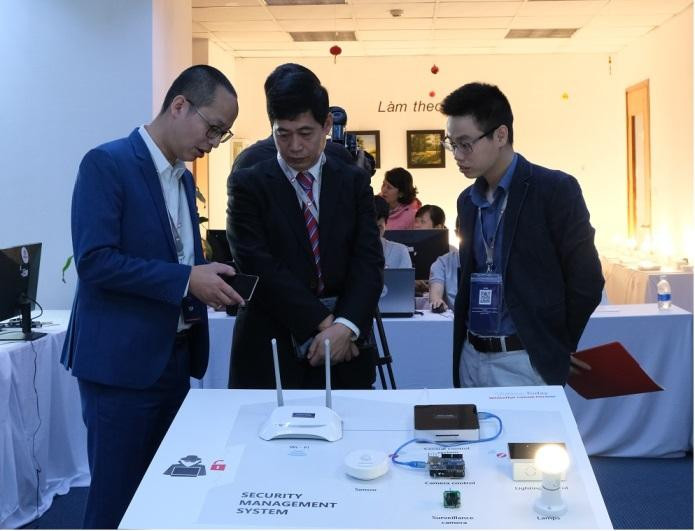 Ông Nguyễn Thành Phúc (giữa)- Cục trưởng Cục An toàn thông tin kiểm tra cuộc thi Ông Nguyễn Thành Phúc (giữa)- Cục trưởng Cục An toàn thông tin kiểm tra cuộc thi