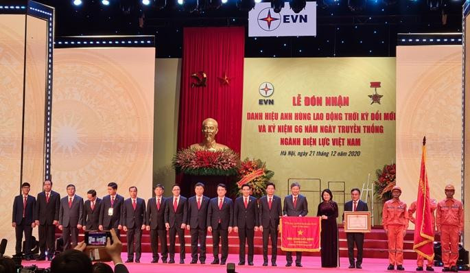 Phó Chủ tịch nước Đặng Thị Ngọc Thịnh trao tặng danh hiệu Anh hùng lao động thời kỳ đổi mới cho Ban lãnh đạo EVN