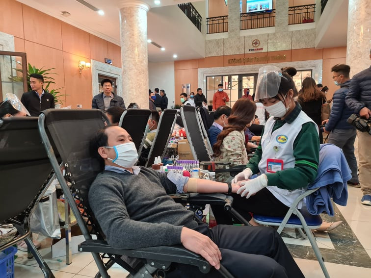 Lãnh đạo EVNHANOI tham gia hiến máu sáng 19/12