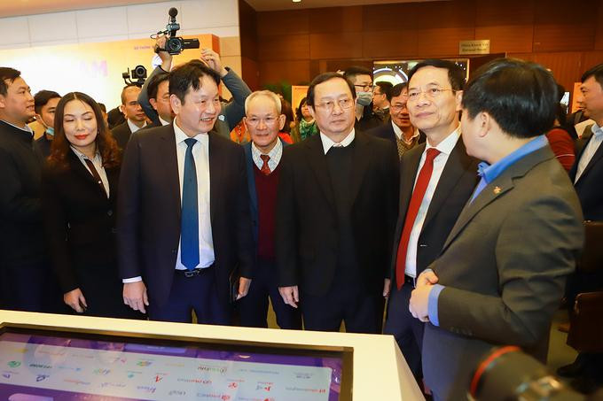 Các đại biểu tham dự Diễn đàn tham quan sản phẩm Make in Vietnam Các đại biểu tham dự Diễn đàn tham quan sản phẩm Make in Vietnam