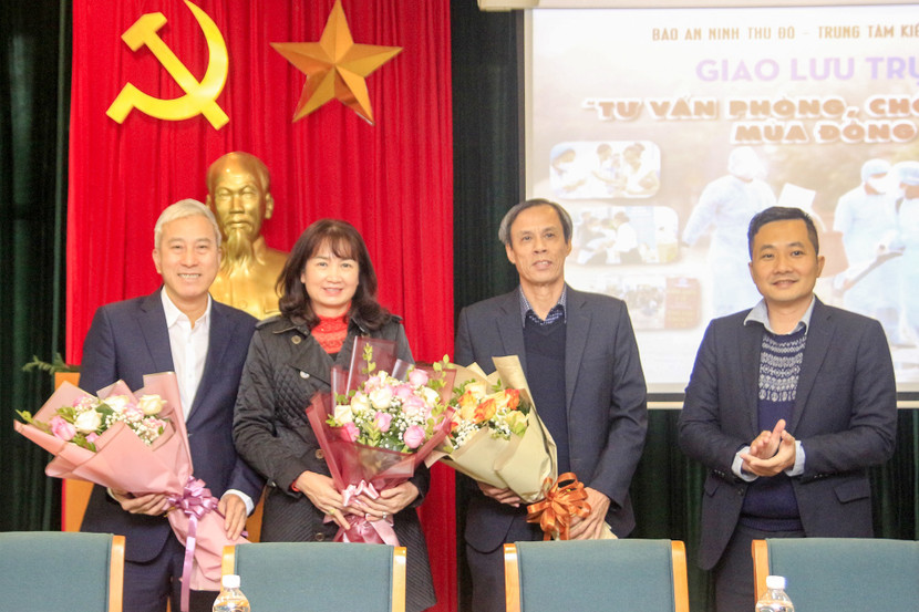 Phó Tổng biên tập Báo An ninh Thủ đô Chu Quốc Dũng tặng hoa các vị khách mời Phó Tổng biên tập Báo An ninh Thủ đô Chu Quốc Dũng tặng hoa các vị khách mời