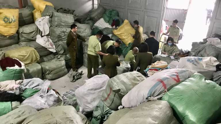 Lực lượng QLTT kiểm tra kho hàng quần áo "sida" nhập lậu lớn nhất từ trước tới nay Lực lượng QLTT kiểm tra kho hàng quần áo "sida" nhập lậu lớn nhất từ trước tới nay