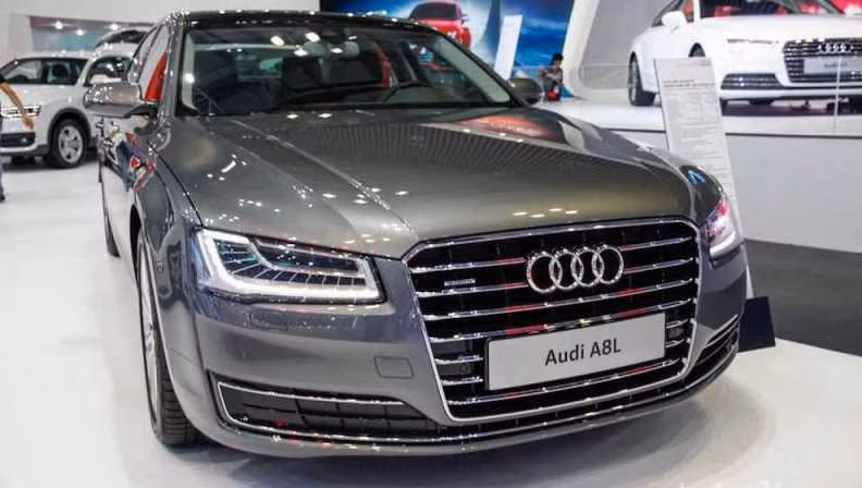 Audi A8 bị lỗi gioăng, cần được sửa chữa