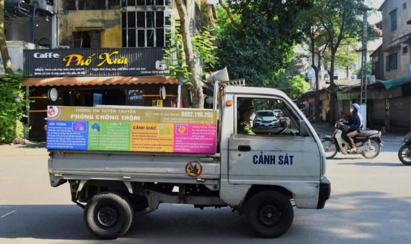 Xe của Công an phường tuyên truyền mô hình "Tổ xung kích tuyên truyền phổ biến pháp luật, phòng chống tội phạm"