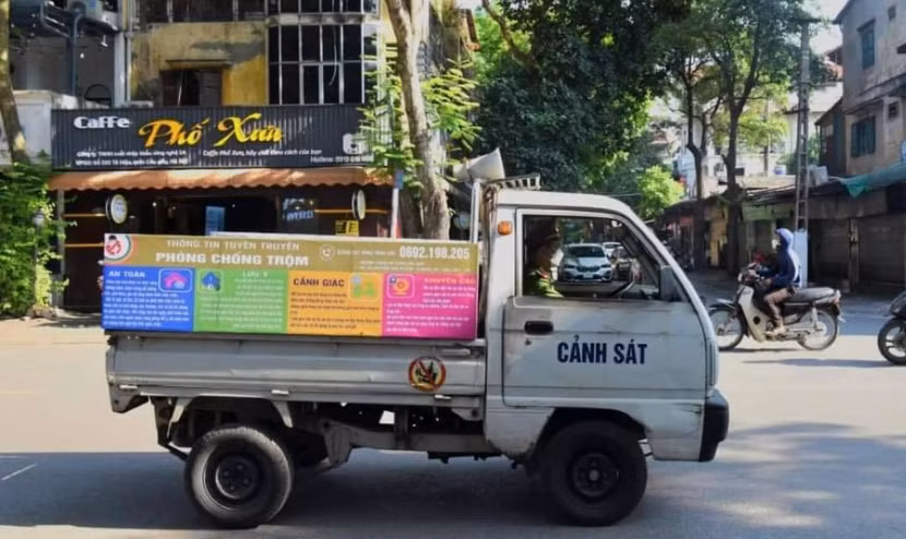 Xe của Công an phường tuyên truyền mô hình "Tổ xung kích tuyên truyền phổ biến pháp luật, phòng chống tội phạm"