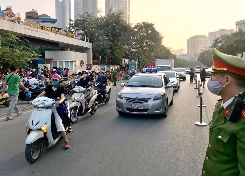 Cổng trường Tiểu học Dịch Vọng B và THCS Dịch Vọng không còn cảnh ùn tắc giờ cao điểm, hoặc tan tầm nhờ mô hình "Cổng trường học an toàn - văn minh"