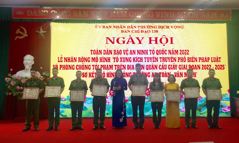 Nhiều tập thể, cá nhân nhận được giấy khen của các cấp lãnh đạo vì thành tích xuất sắc trong phong trào toàn dân bảo vệ an ninh Tổ quốc ở phường Dịch Vọng