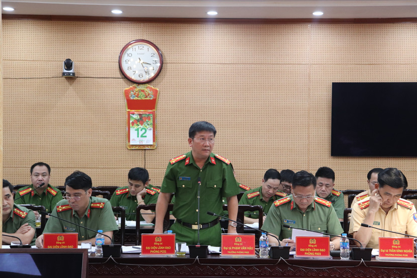 Đại tá Phạm Văn Hậu - Trưởng Phòng Cảnh sát cơ động tham luận tại hội nghị Đại tá Phạm Văn Hậu - Trưởng Phòng Cảnh sát cơ động tham luận tại hội nghị