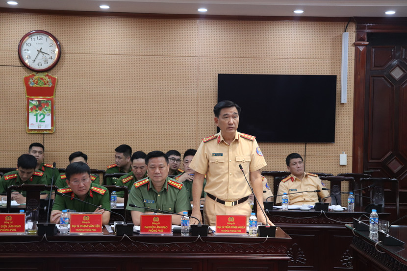 Đại tá Trần Đình Nghĩa - Trưởng Phòng Cảnh sát giao thông phát biểu tham luận Đại tá Trần Đình Nghĩa - Trưởng Phòng Cảnh sát giao thông phát biểu tham luận