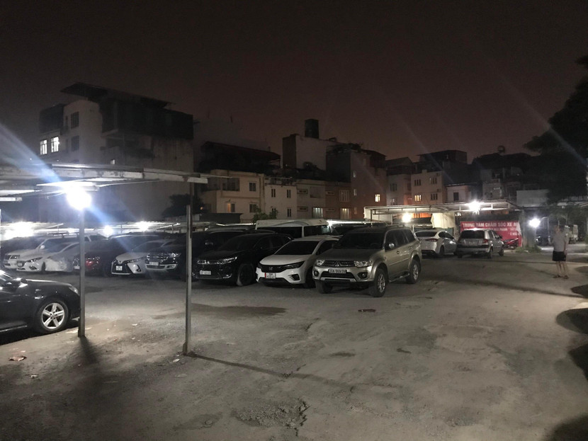 Bãi xe không phép này nằm trên đất dự án đường Nguyễn Văn Huyên mở rộng và tồn tại vài năm nay
