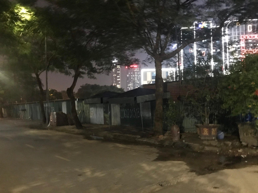 Tất cả các bãi xe không phép này đều được dựng bằng khung thép, quây tôn sơ sài, không đảm bảo điều kiện về ANTT. Và quan trọng là, tiền thu được từ những bãi trông giữ này chảy vào túi ai?