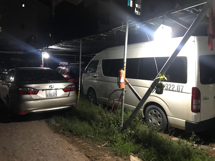 Những chiếc bình bọt chữa cháy đã hoen gỉ, bạc màu được đặt tại bãi xe số 231 Cầu Giấy. Nếu xảy ra cháy nổ, ai sẽ là người chịu trách nhiệm?