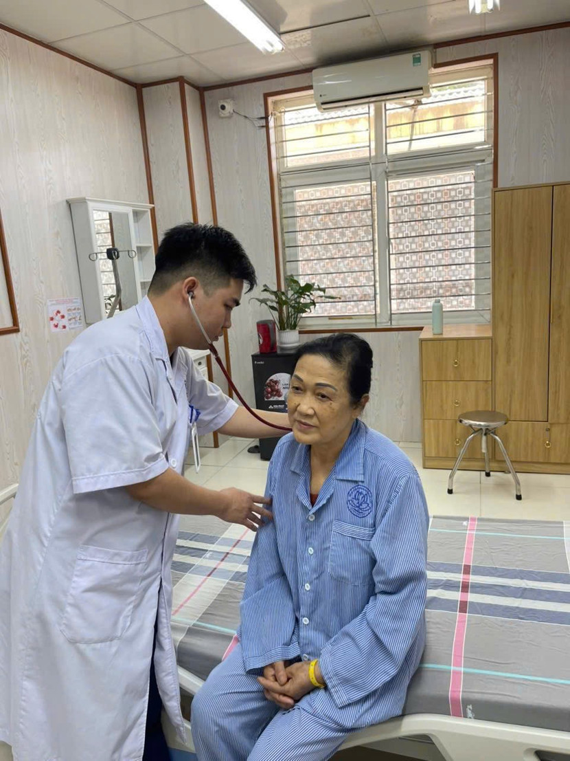 Tận tình thăm khám cho bệnh nhân