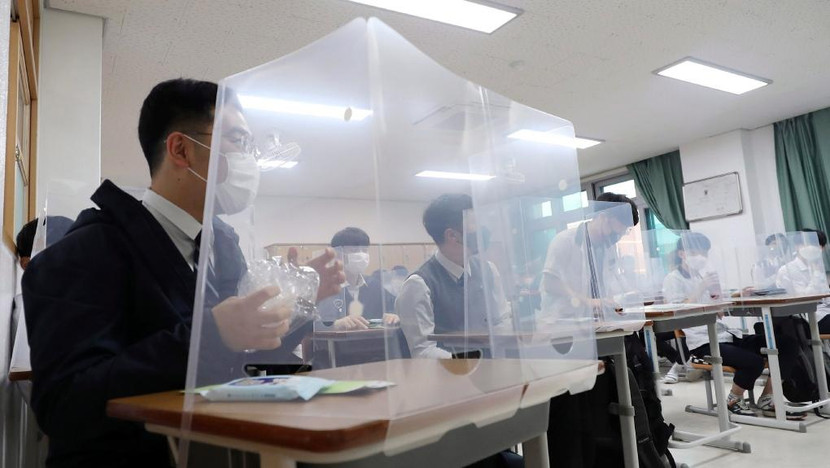 Các quốc gia châu Á đẩy mạnh tiêm chủng cho học sinh để mở cửa trở lại trường học an toàn nhằm thực hiện kế hoạch sống chung với Covid-19