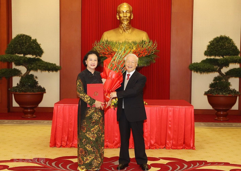 Tổng Bí thư Nguyễn Phú Trọng trao Quyết định nghỉ chế độ và tặng hoa nguyên Ủy viên Bộ Chính trị, nguyên Bí thư Đảng đoàn Quốc hội, nguyên Chủ tịch Quốc hội Nguyễn Thị Kim Ngân