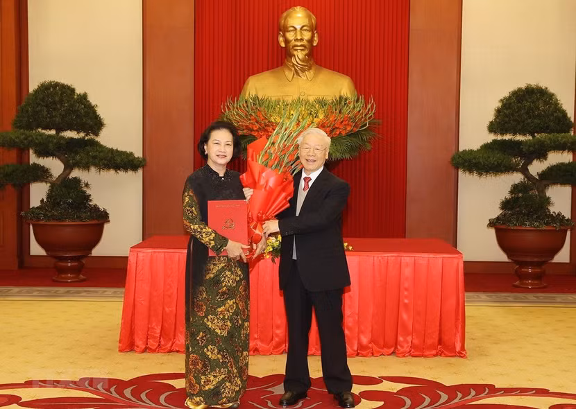 Tổng Bí thư Nguyễn Phú Trọng trao Quyết định nghỉ chế độ và tặng hoa nguyên Ủy viên Bộ Chính trị, nguyên Bí thư Đảng đoàn Quốc hội, nguyên Chủ tịch Quốc hội Nguyễn Thị Kim Ngân