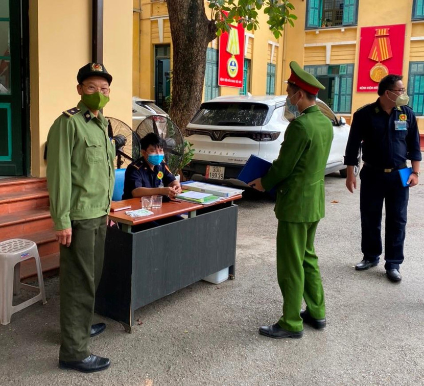 CAQ Hoàn Kiếm trao đổi công tác với nhân viên bảo vệ bệnh viện trên địa bàn