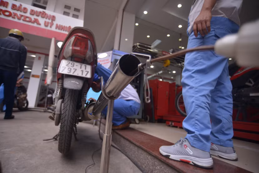 Một số chuyên gia cũng cho rằng, khó có thể thực hiện việc kiểm soát khí thải xe máy nếu không đi kèm với kiểm định phương tiện và mạng lưới cơ sở kiểm định