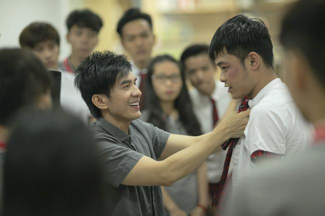 Ca sĩ Đan Trường trong vai thầy giáo trong “Ngốc ơi tuổi 17”