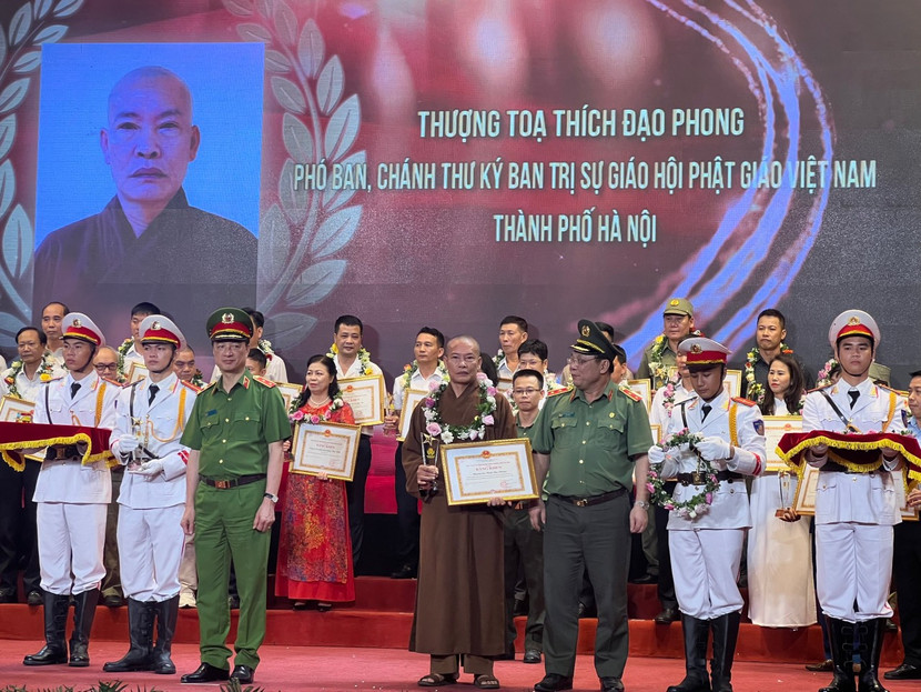 Trung tướng Nguyễn Duy Ngọc - Thứ trưởng Bộ Công an và Trung tướng Nguyễn Hải Trung - Giám đốc CATP Hà Nội trao giấy khen cho các chức sắc đại diện các tổ chức tôn giáo, người có uy tín trong dân tộc thiểu số trên địa bàn