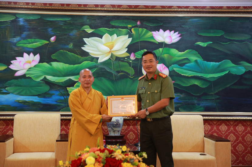 Đại tá Nguyễn Thành Long - Phó Giám đốc CATP Hà Nội trao giấy khen cho các chức sắc đại diện các tổ chức tôn giáo trên địa bàn
