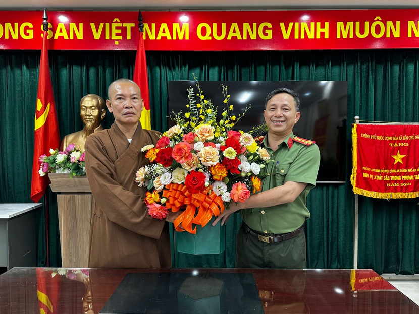 Đại diện phòng chức năng CATP Hà Nội tặng hoa chúc mừng các chức sắc tôn giáo, người có uy tín trong dân tộc thiểu số có thành tích nổi bật trong phong trào Toàn dân bảo vệ an ninh Tổ quốc năm 2021, 2022 và 6 tháng đầu năm 2023