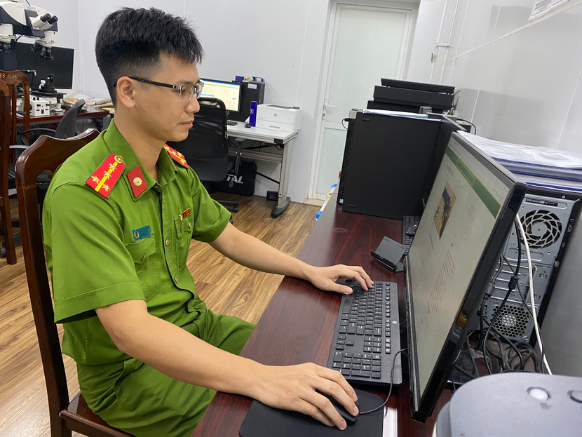 Ngoài thời gian làm nhiệm vụ chuyên môn, Đại úy Cao Ngọc Tuyền còn dành thời gian nghiên cứu ngôn ngữ lập trình