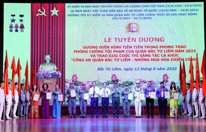 Lãnh đạo thành phố và quận Bắc Từ Liêm trao thưởng cho các điển hình tiên tiến